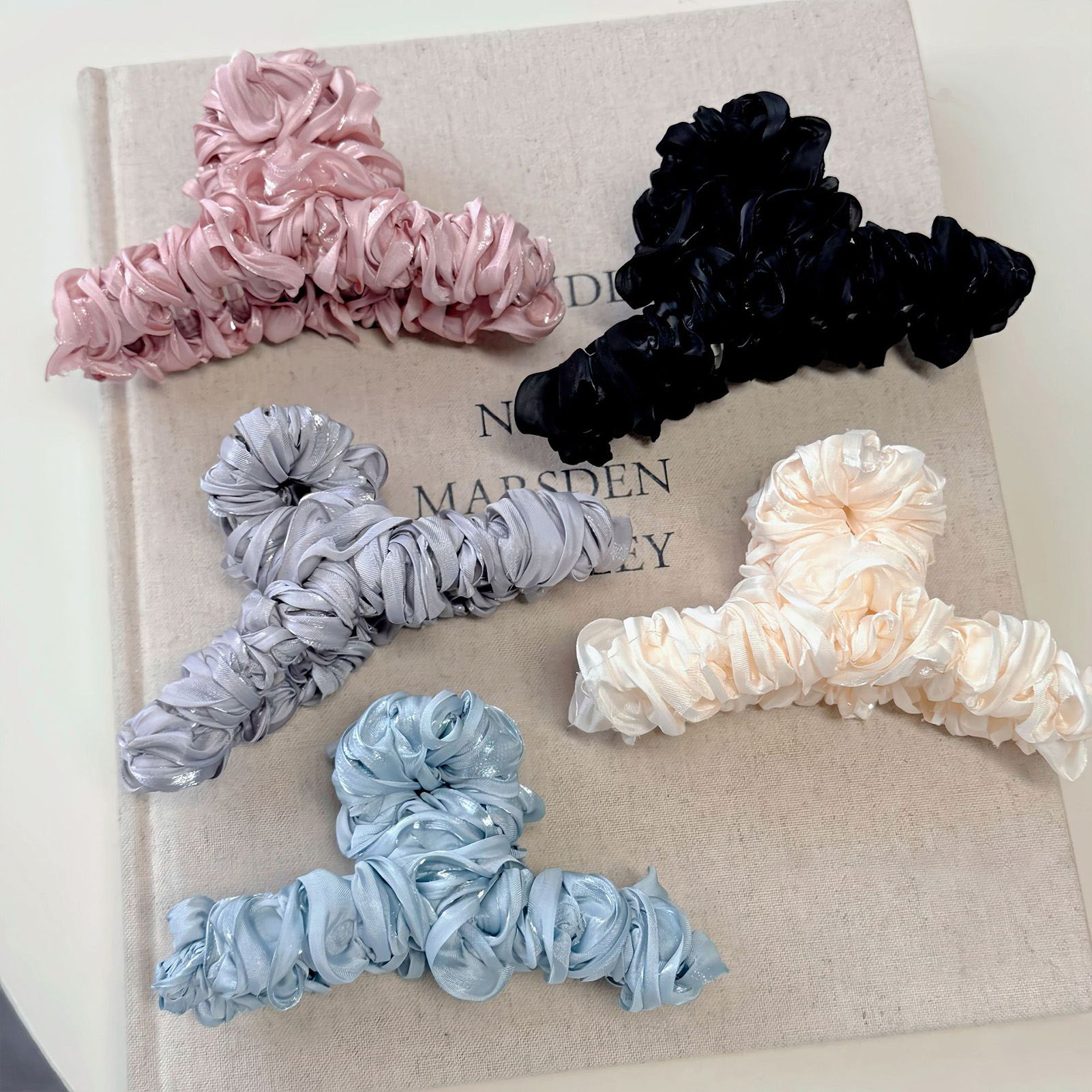 Elegant Satin Wrinkles Hair Cl - Men Fashion Hair Style recensione e prezzo